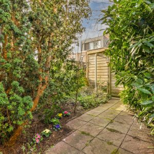 Spacious cozy and maintained landscaped garden